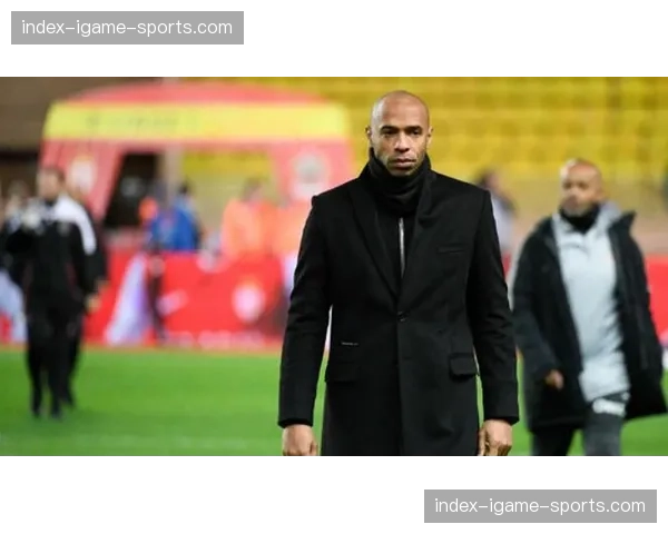 场边镜头:摩纳哥助教通过平板向替补球员展示实时热点图与进攻倾向图