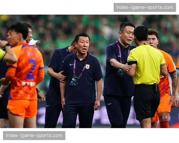 特写：争议判罚后，山东泰山主帅崔康熙在场边长时间质疑第四官员