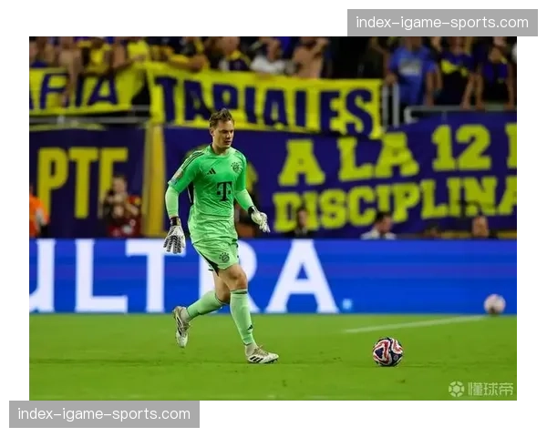 特写：41岁的诺伊尔在训练中对年轻门将进行一对一指导